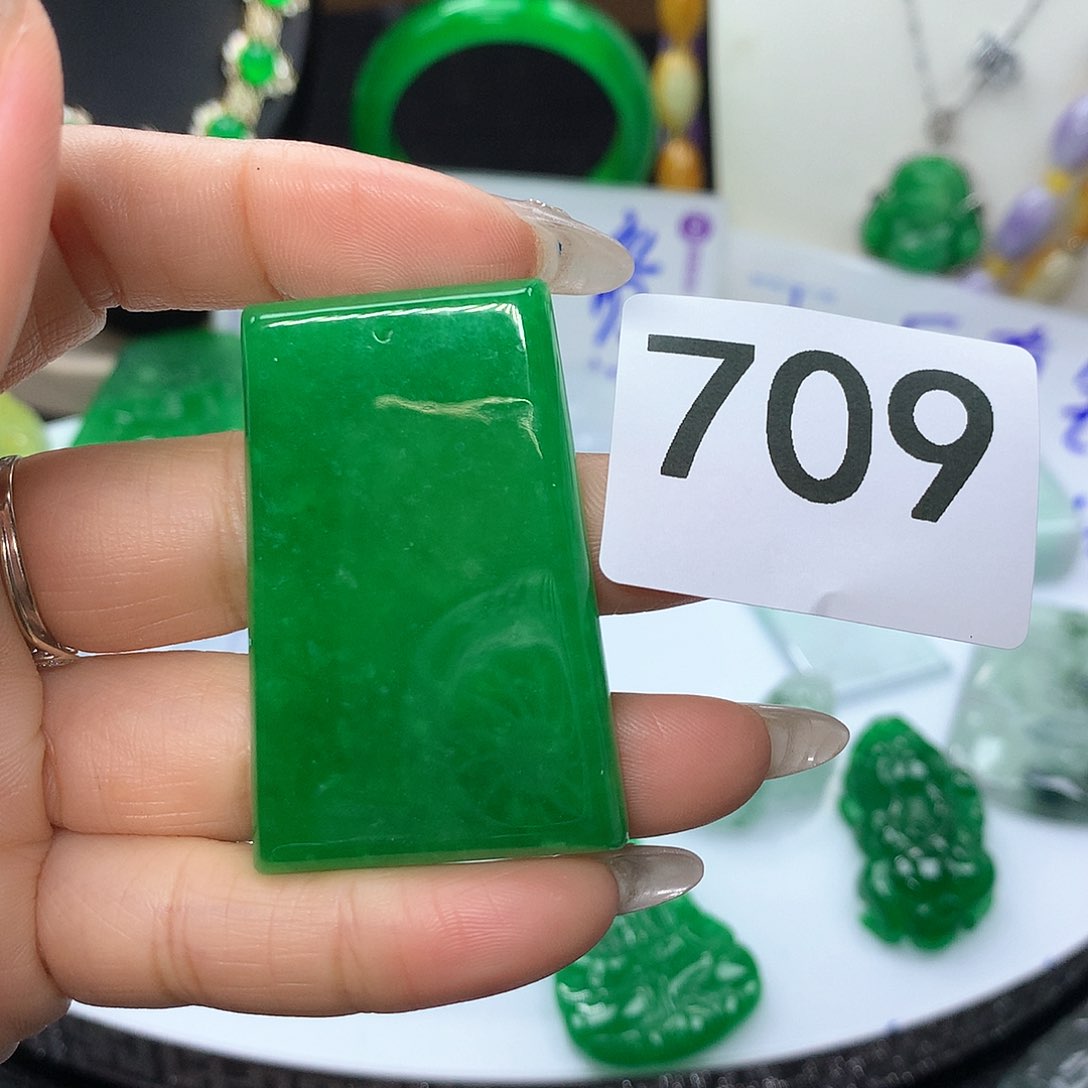 翡翠吊坠(赠链)未镶嵌