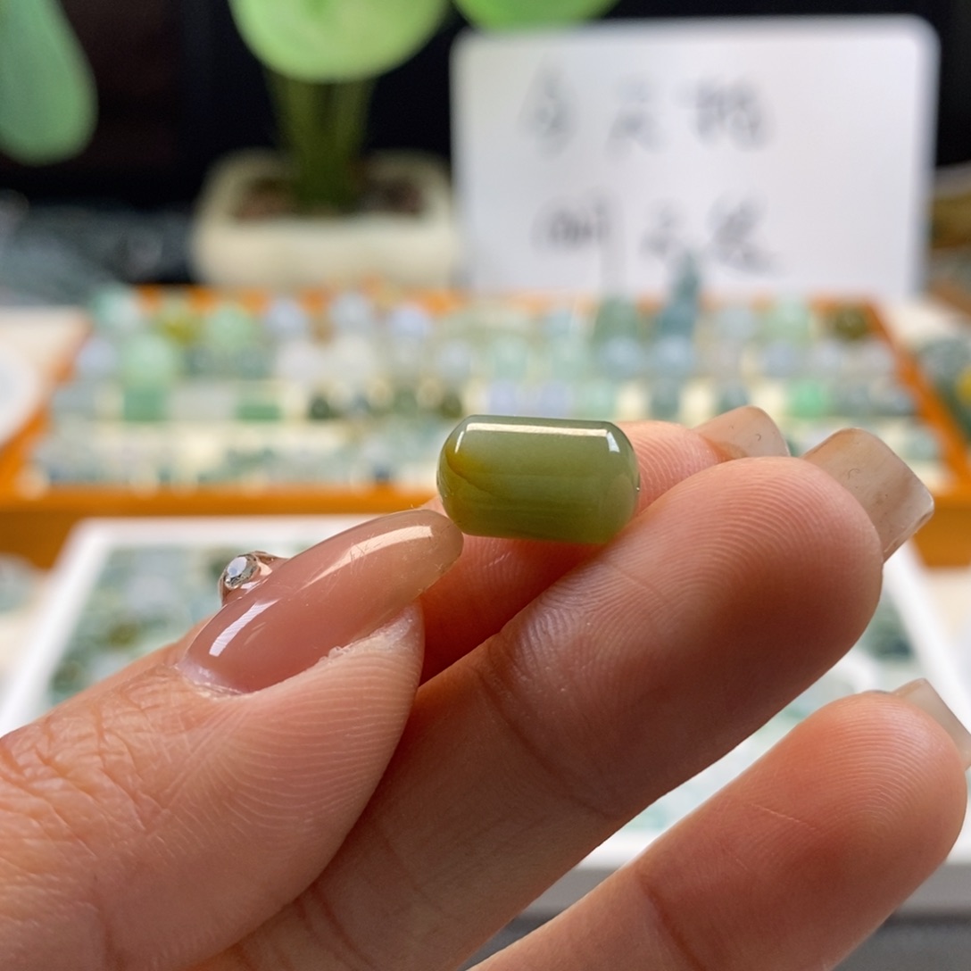 翡翠散珠天然翡翠胶囊珠12.7×7.7，有纹需要包容