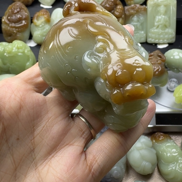 和田玉未镶嵌把件