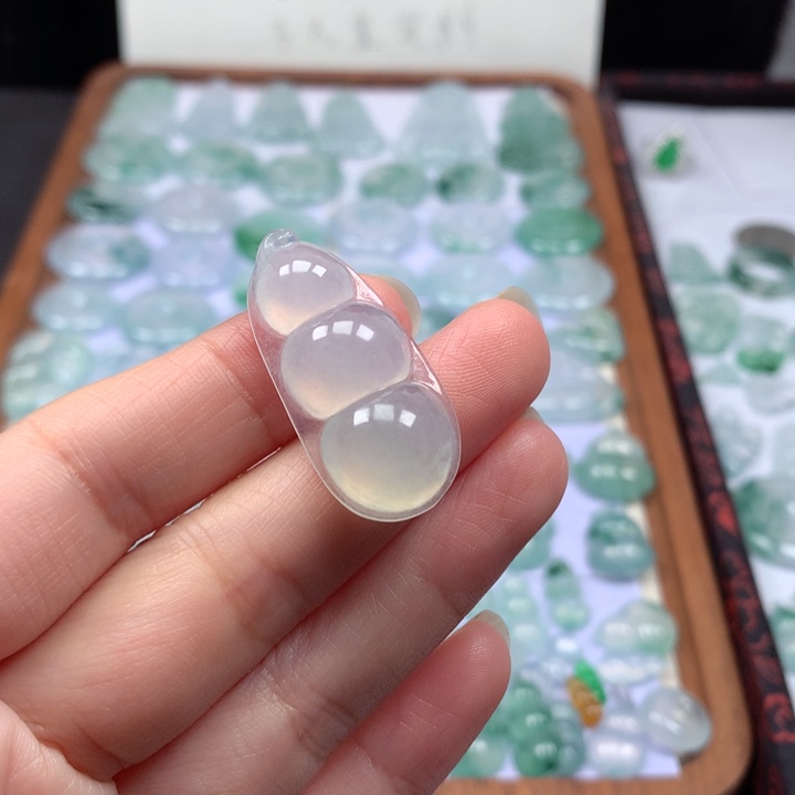 颈饰未镶嵌翡翠冰种大福豆