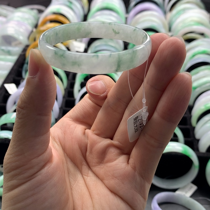 翡翠手镯未镶嵌翡翠