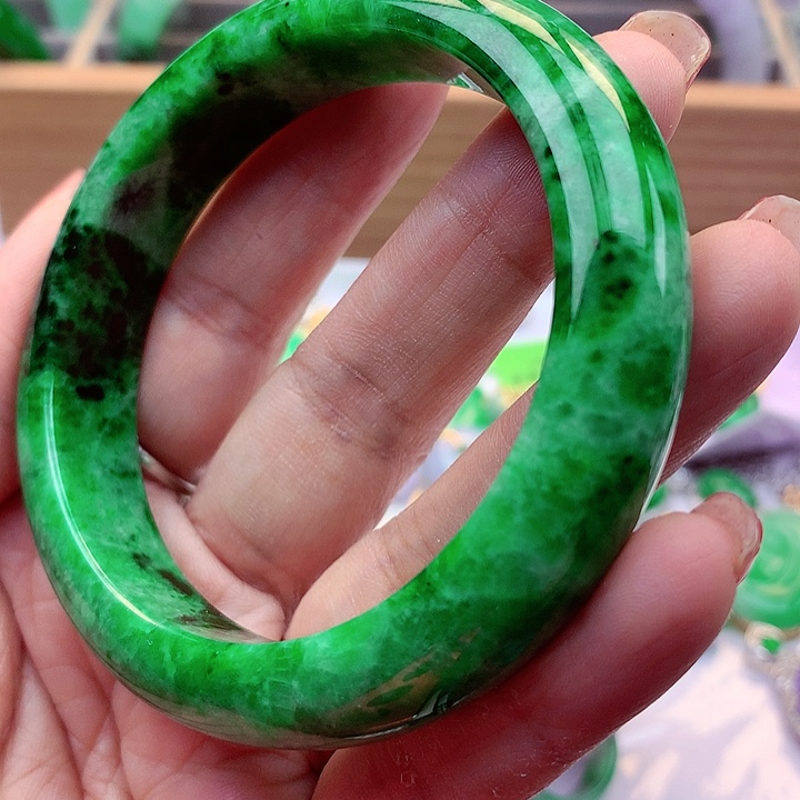 翡翠手镯未镶嵌翡翠