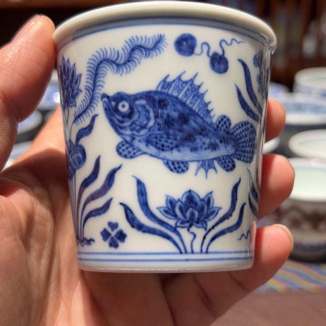 杯青花鱼藻纹小可乐杯口径约7厘米