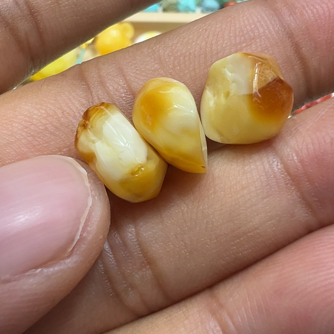 琥珀未镶嵌颈饰饼子