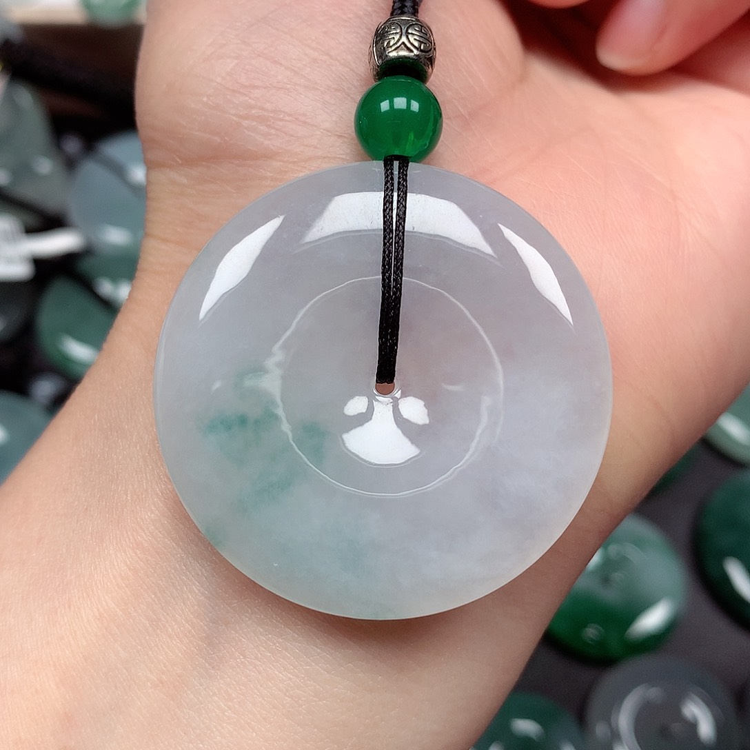 翡翠颈饰未镶嵌平安扣