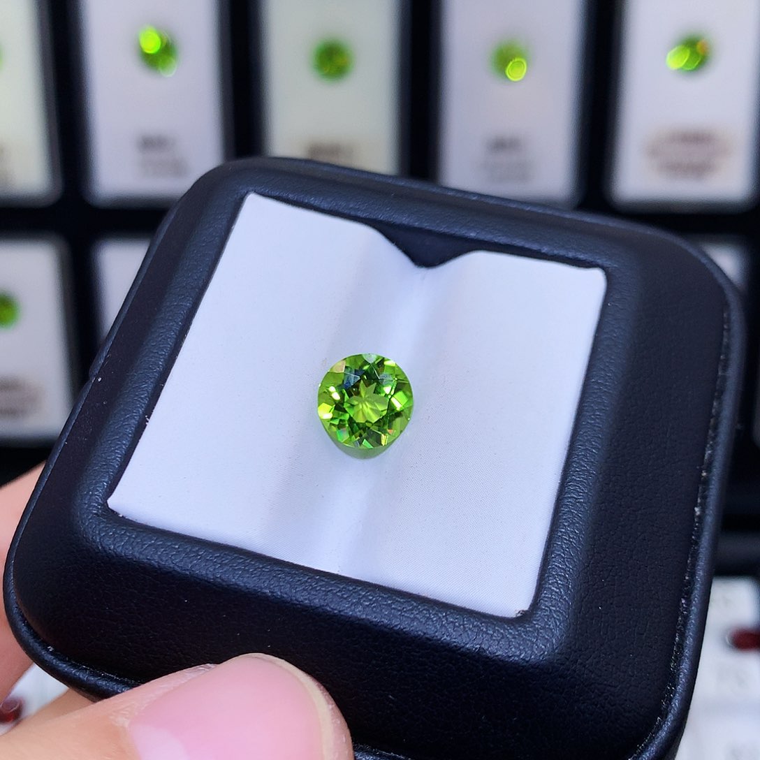 橄榄石裸石未镶嵌