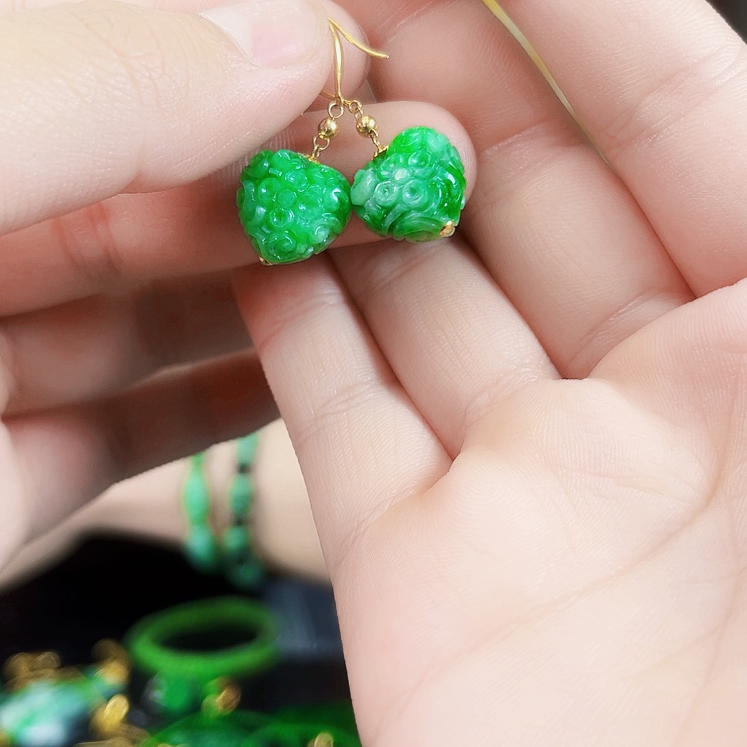 翡翠18K金镶嵌颈饰耳饰