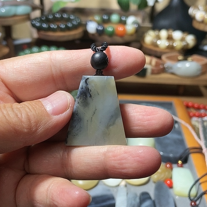 点***香和田玉未镶嵌颈饰