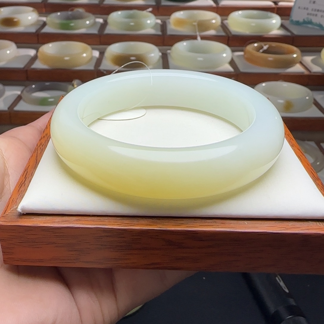 和田玉未镶嵌手镯