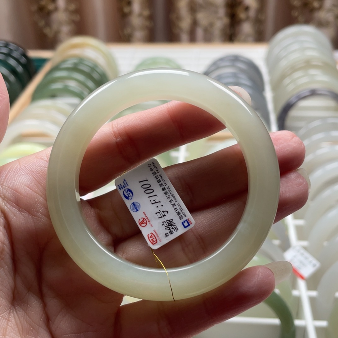 和田玉未镶嵌手镯