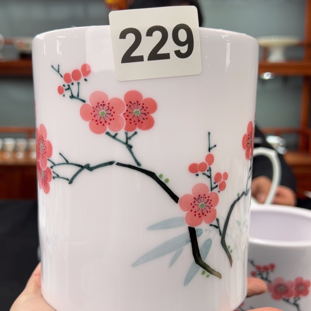 瑞*R稀土红梅大笔筒（变形）