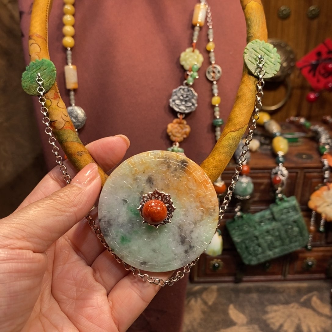 翡翠吊坠(赠链)未镶嵌