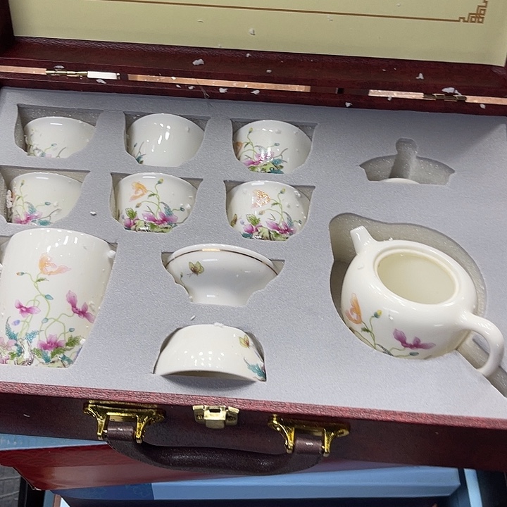 孤品茶具套装等。        