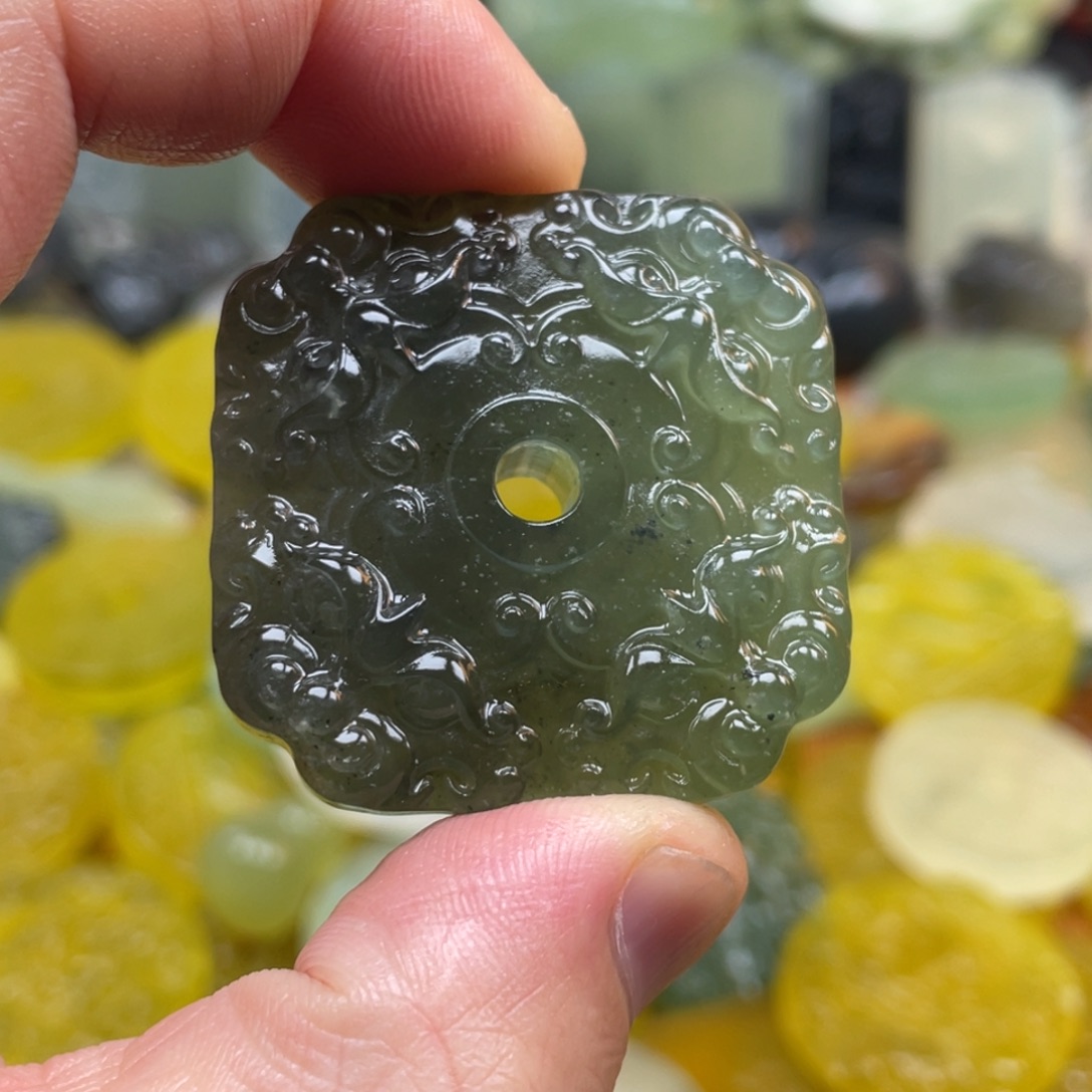 蛇纹石玉未镶嵌颈饰