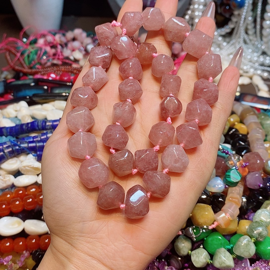 玛瑙/玉髓散珠草莓晶塔链一条