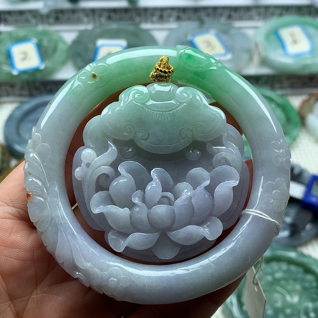 翡翠手镯未镶嵌雕花工艺