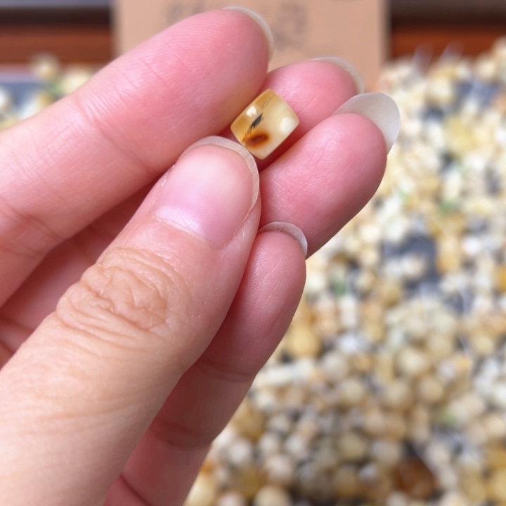 蜜蜡未镶嵌裸石8mm一个