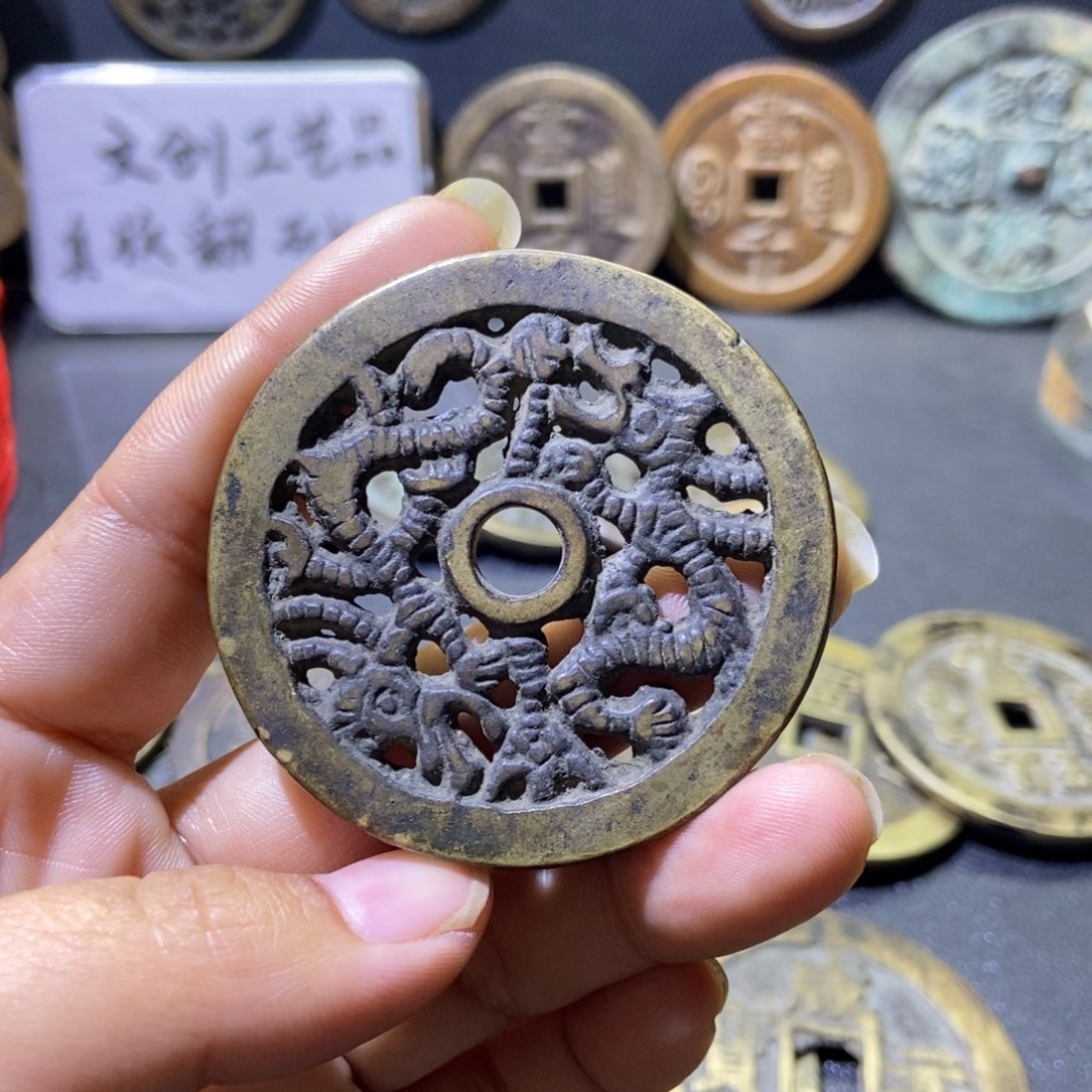 现代工艺品镂空花钱