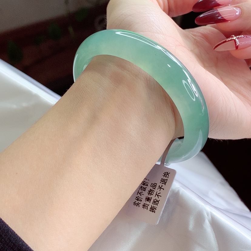 【闪购商品】翡翠手镯（贵妃镯）未镶嵌54贵妃 冰底湖水绿 灵