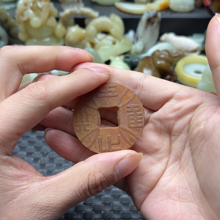 颈饰未镶嵌和田玉（糖玉）