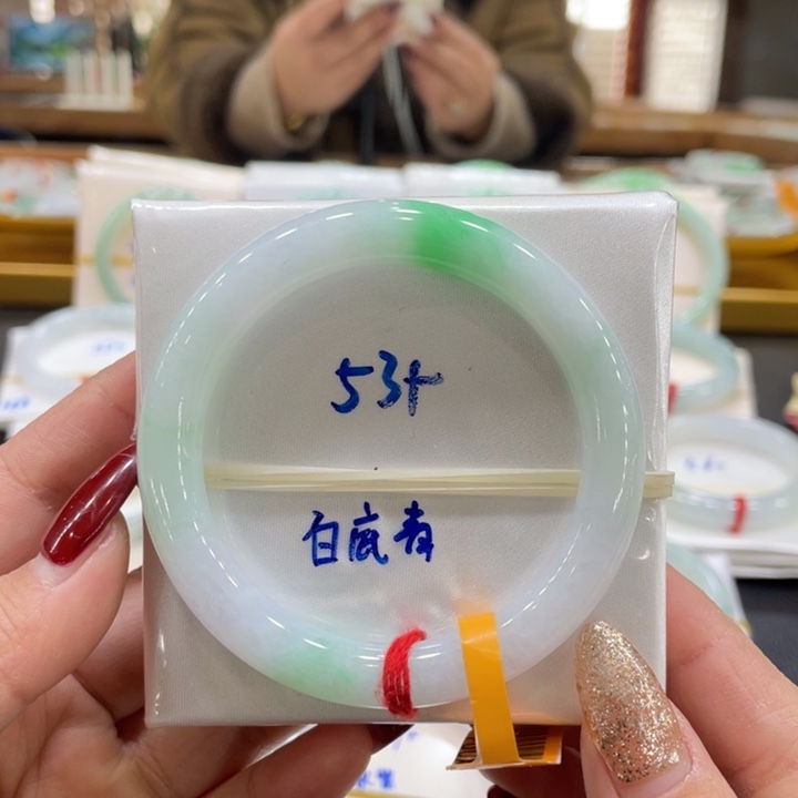 翡翠手镯未镶嵌翡翠