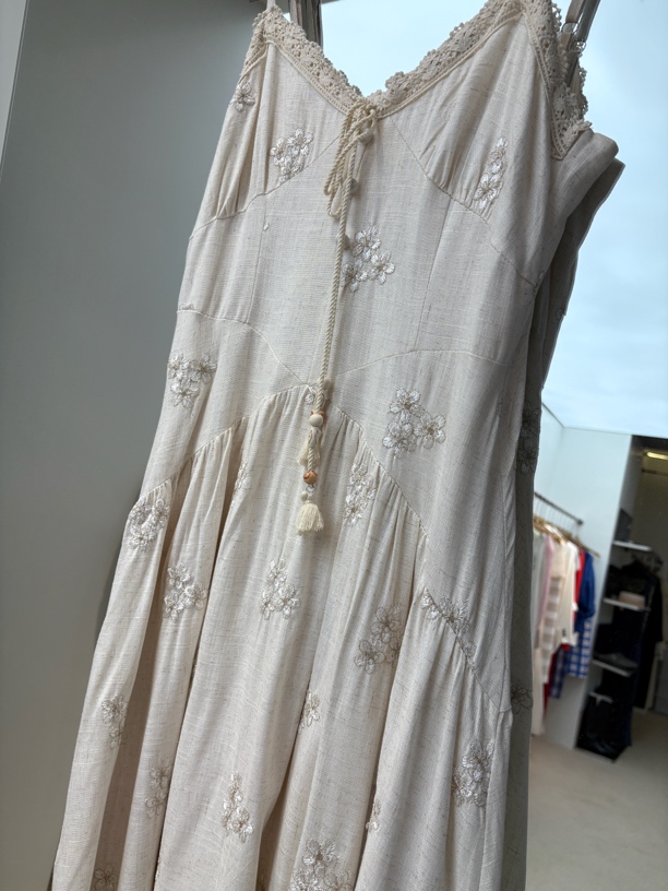 米色吊带刺绣长裙