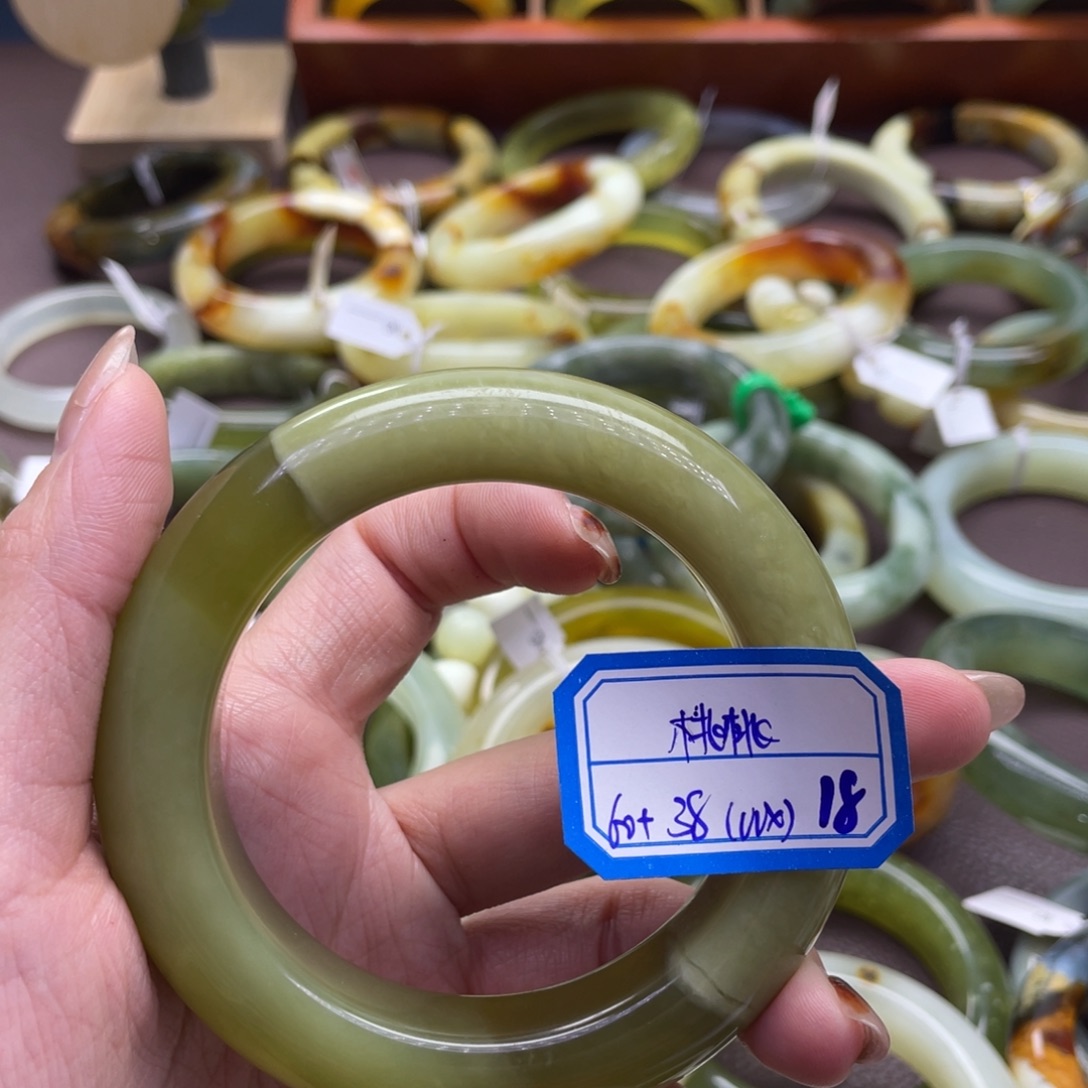 桃***悦蛇纹石玉未镶嵌手镯