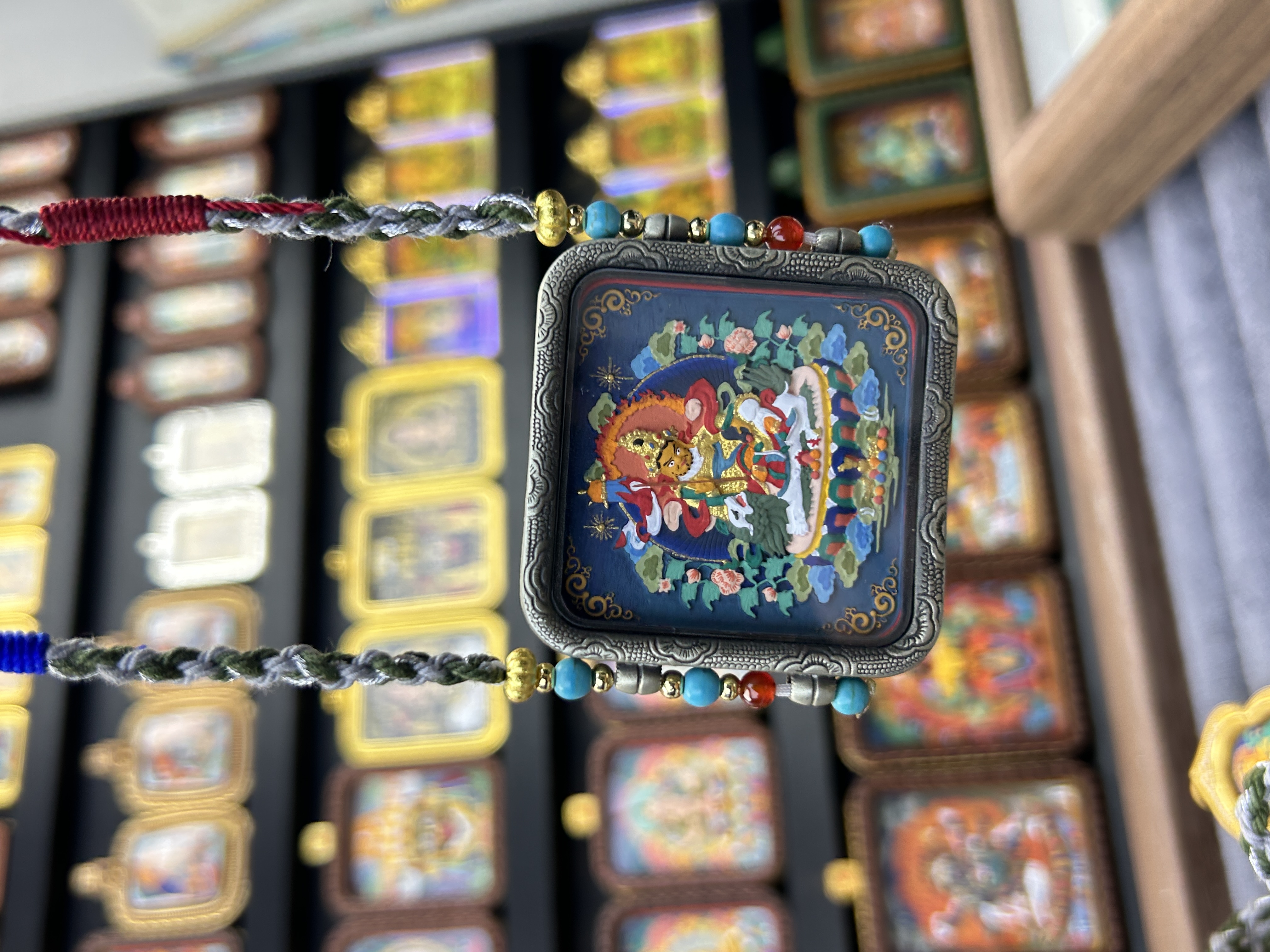 财宝天王擦擦唐卡白铜金翅大鹏鸟彩绘（含链）