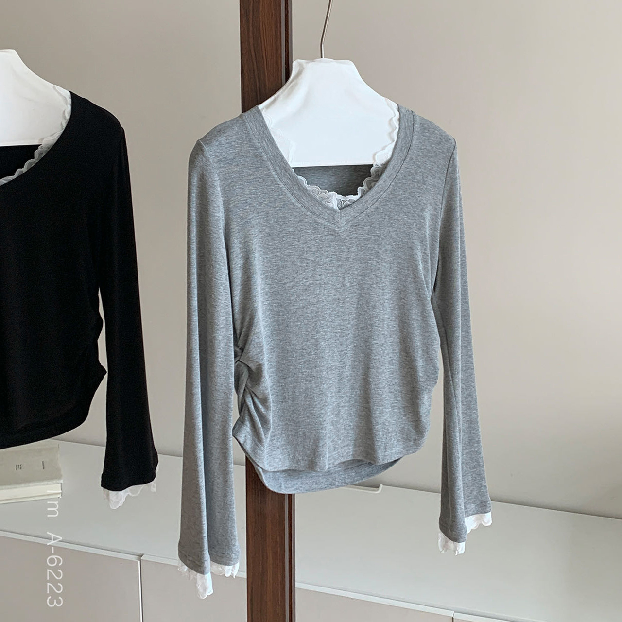 莉莉安。蕾丝V领瘦腰打底针织A6223