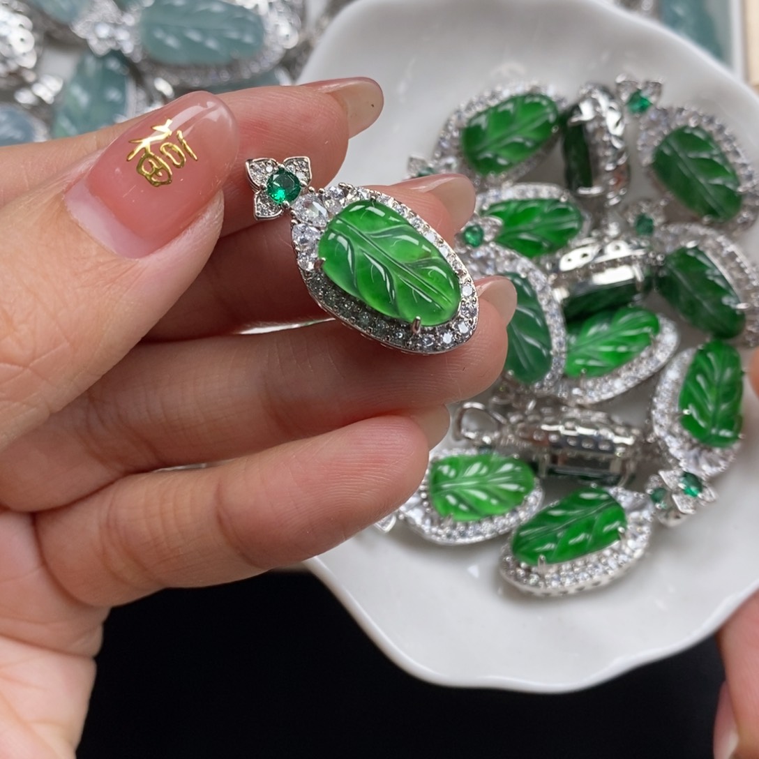 翡翠颈饰未镶嵌翡翠