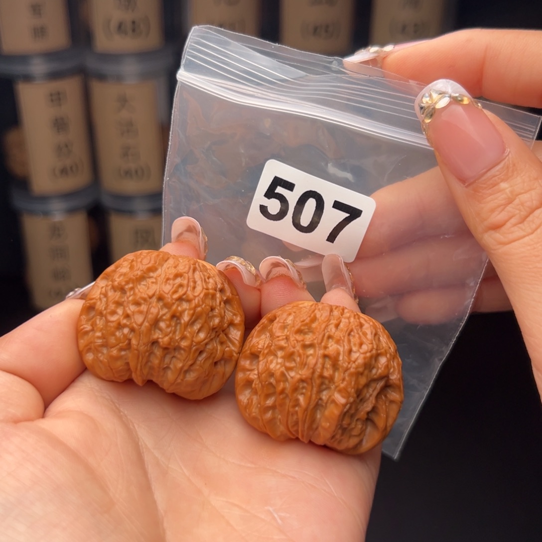 文玩核桃吊坠血麒麟40