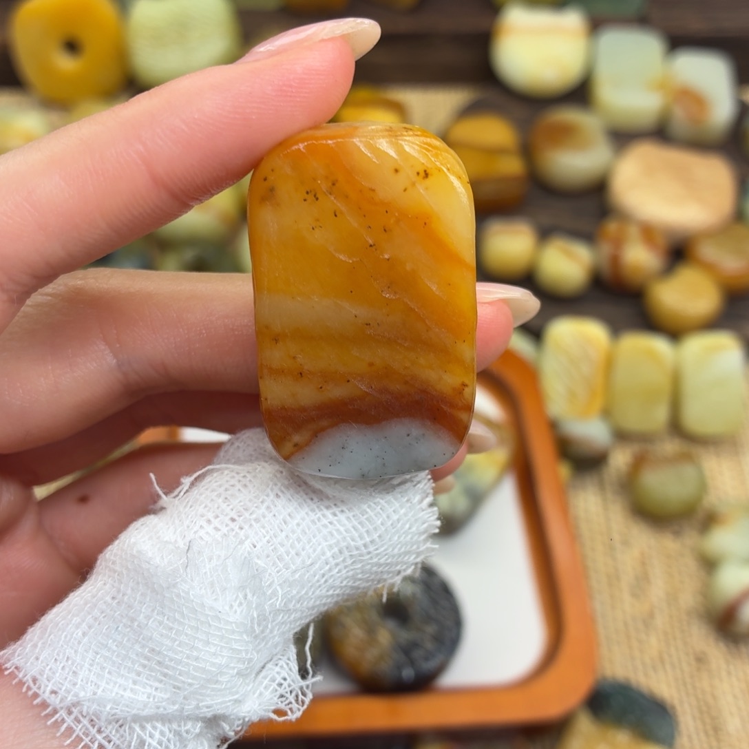 大***二蛇纹石玉未镶嵌颈饰