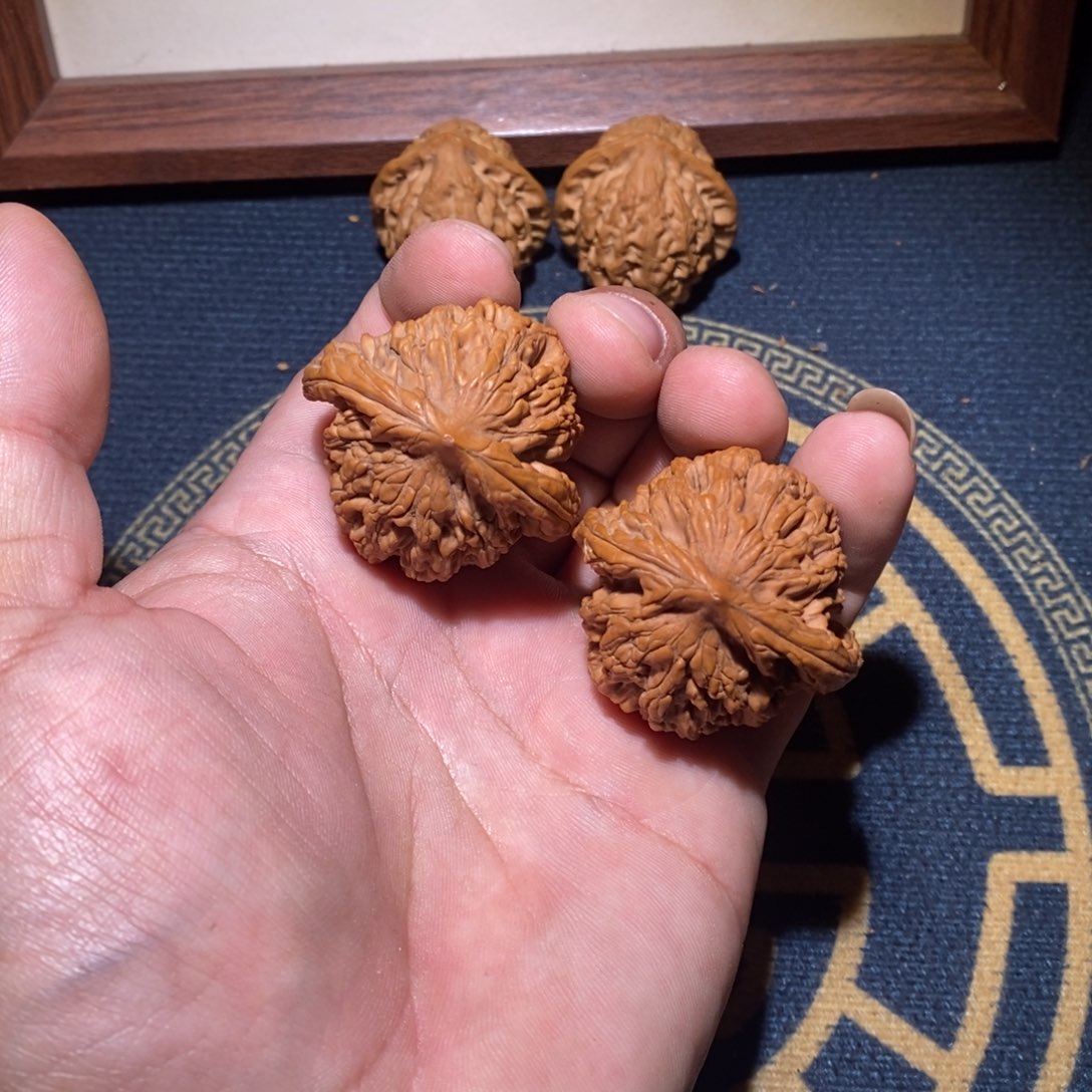 文玩核桃吊坠虎头