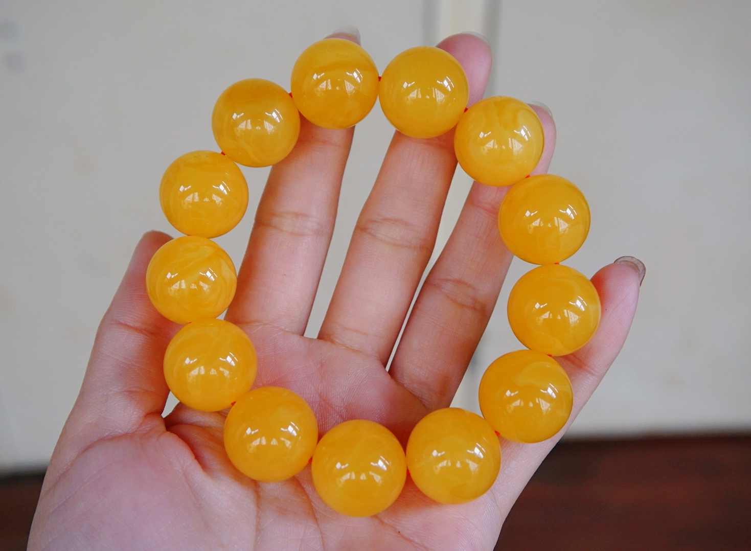 天然原矿焦皮料同料1.8圆珠手串，颜色红润漂亮，上手时尚大气