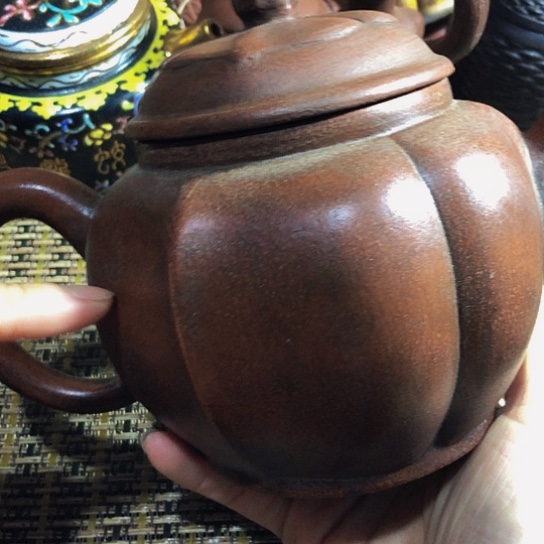 紫砂茶壶原矿泥料手工制作的紫砂壶。