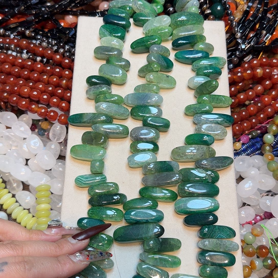 玛瑙/玉髓未镶嵌珠宝半成品绿龙鳞大孔玛瑙长牙一条