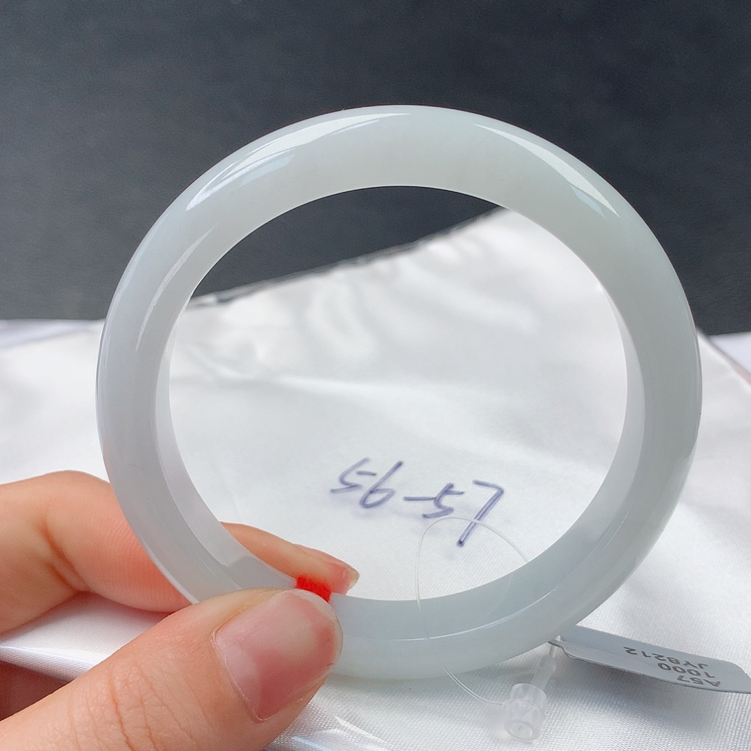 翡翠手镯未镶嵌68正57