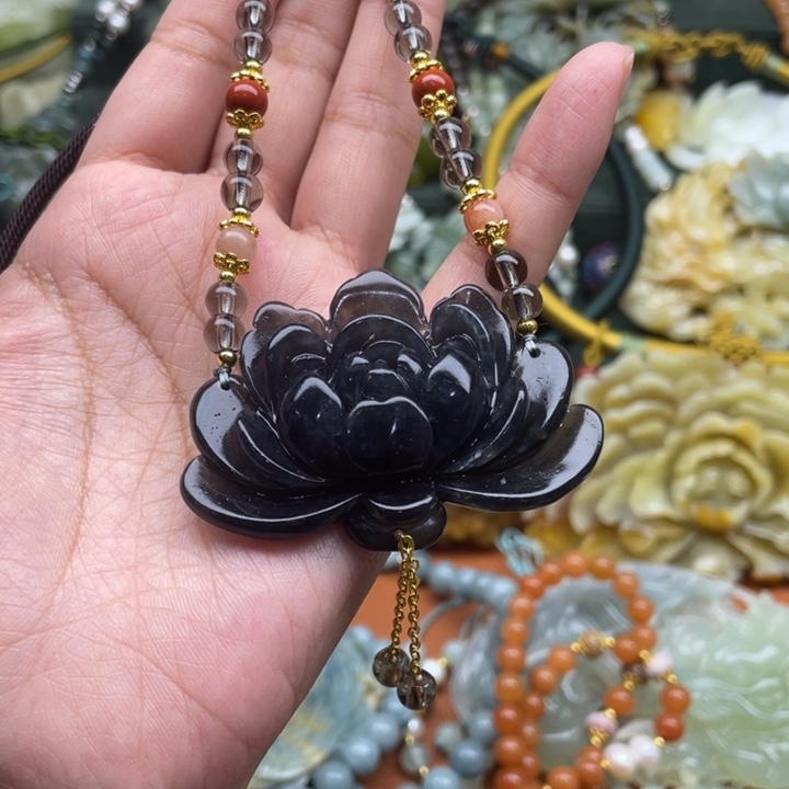 蛇纹石玉吊坠合金