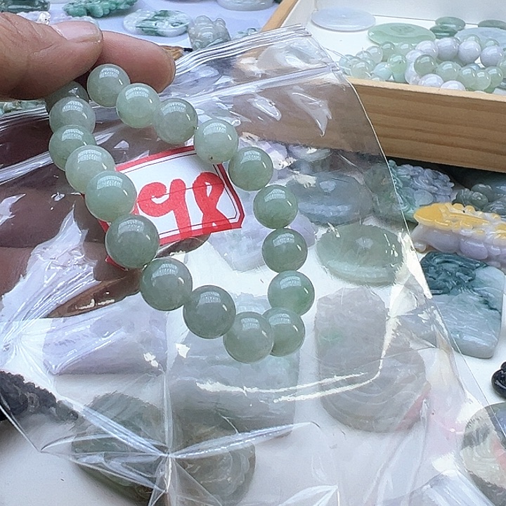 翡翠颈饰未镶嵌啊****湫