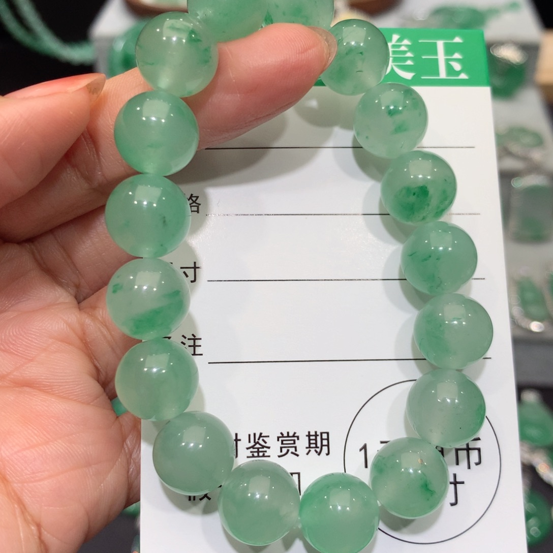 颈饰未镶嵌石英质玉（非洲翠）