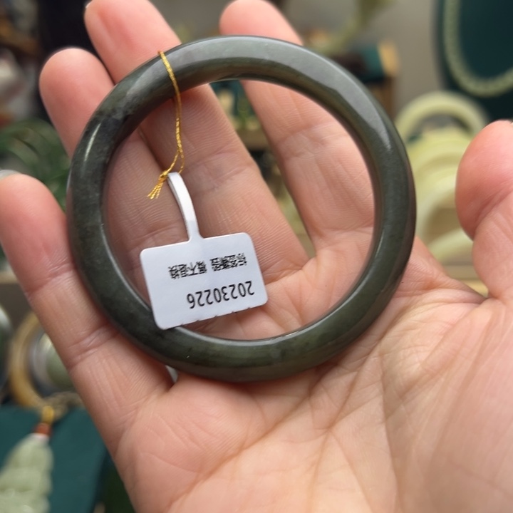 和田玉手镯未镶嵌52.3圈围8026