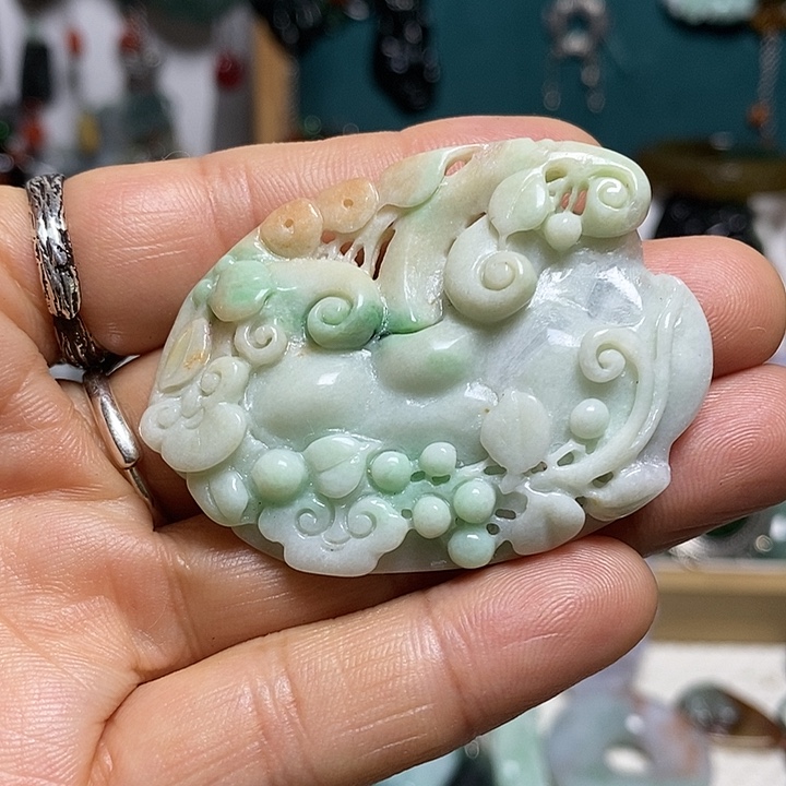 翡翠未镶嵌吊坠(赠链)