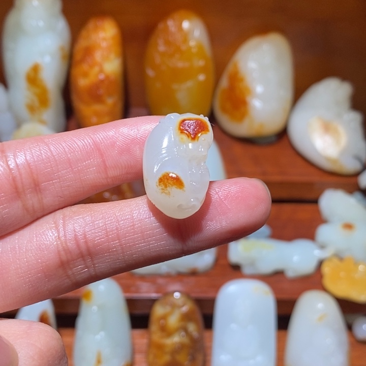 周***行和田玉未镶嵌颈饰