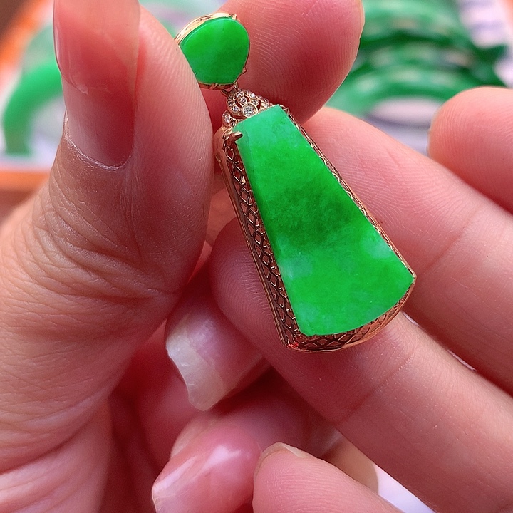 翡翠颈饰18K金镶嵌翡翠