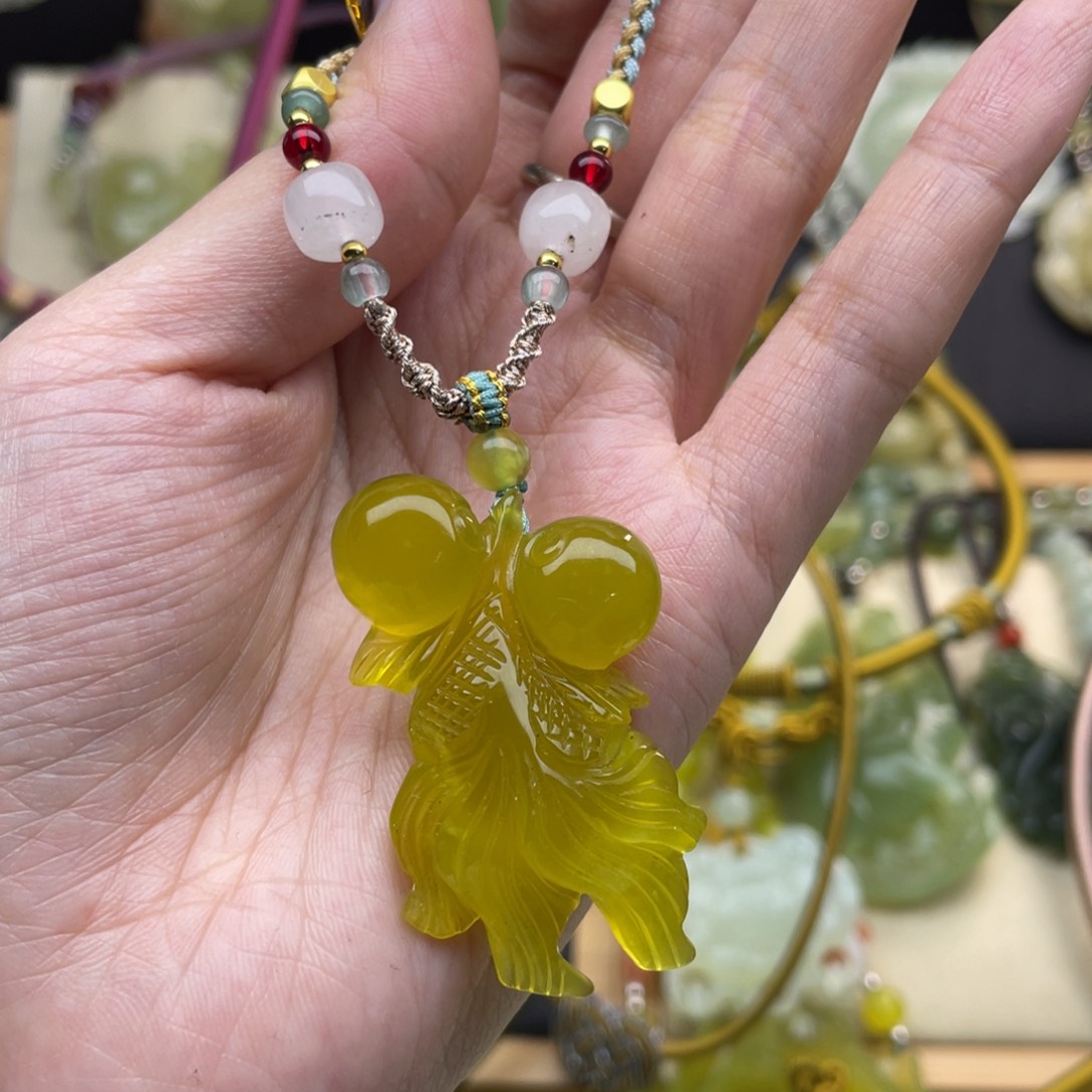 蛇纹石玉颈饰未镶嵌