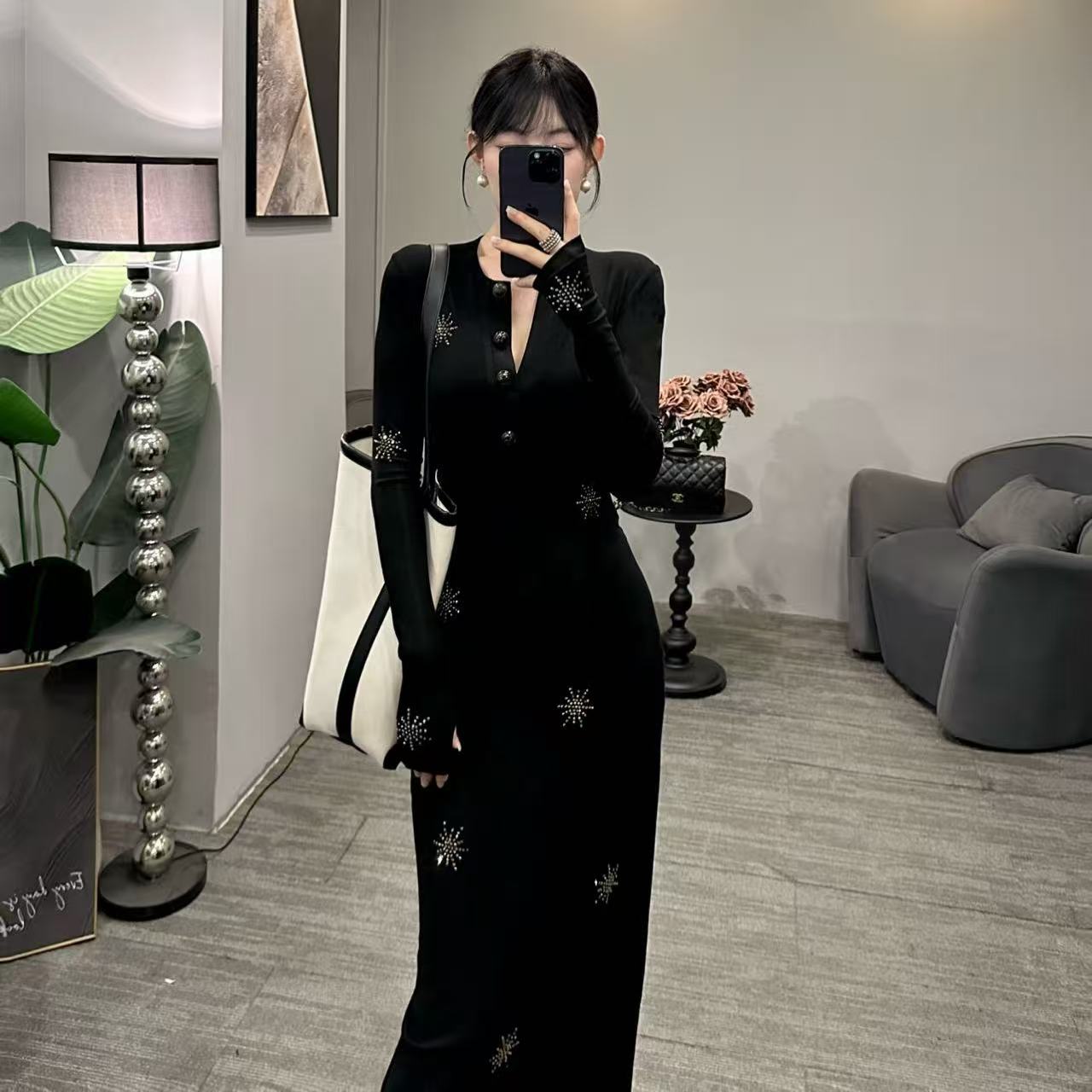 【Gouya】2025秋季新款亮闪闪烫钻高级感V领长袖黑色连衣裙设计感