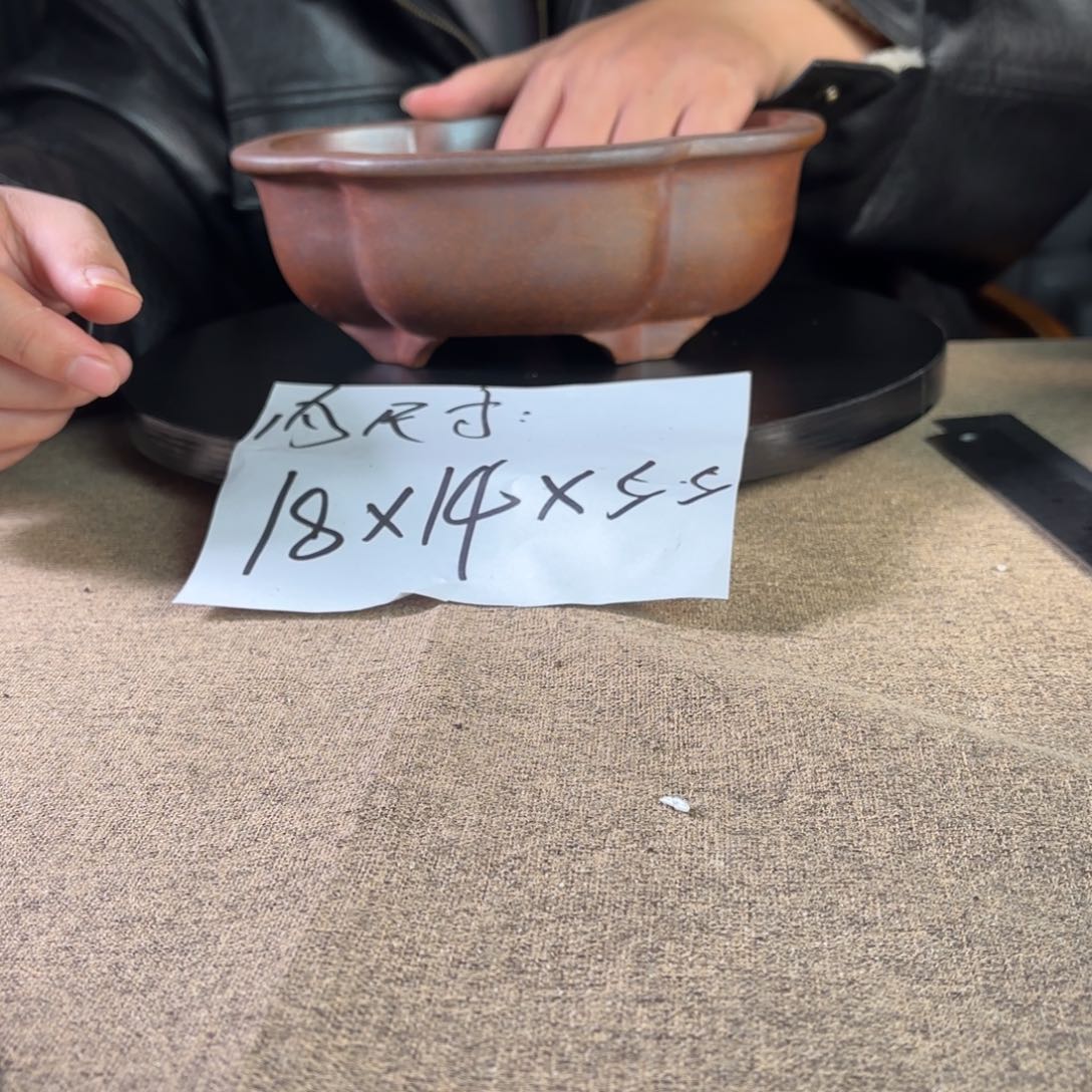 A宜兴紫砂小花盆