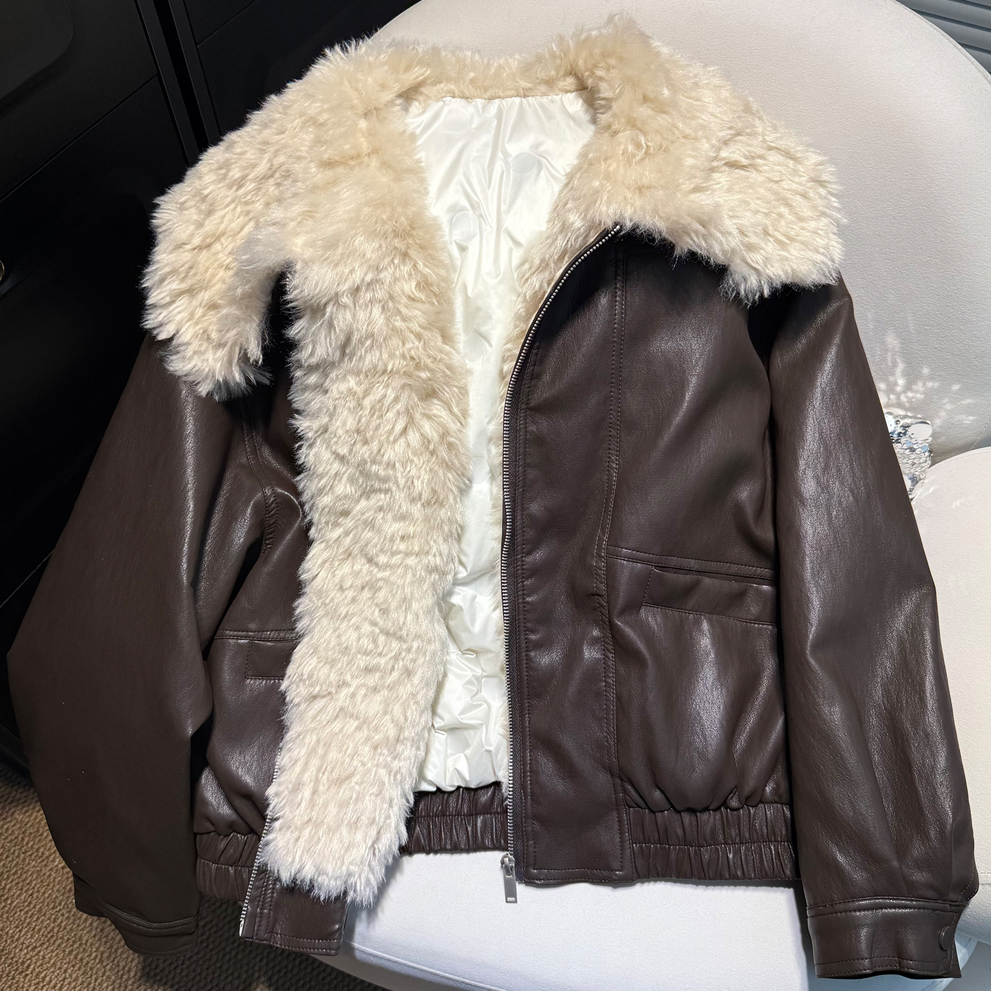 欧货PU皮内胆羽绒服女短款2025冬季新款独特好看羊羔毛拼接派克服