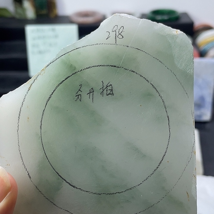 兰***胖石英质玉未镶嵌手镯定制
