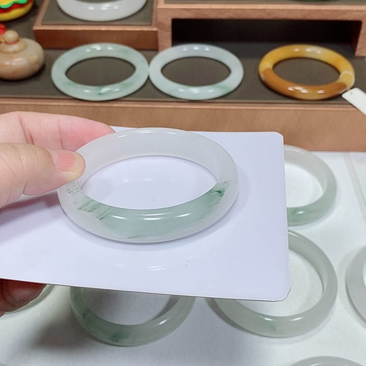 用***8石英质玉未镶嵌手镯